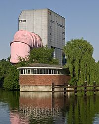 Ver­suchs­an­stalt für Wasserbau und Schiff­bau mit dem großen Umlauftank im Hintergrund